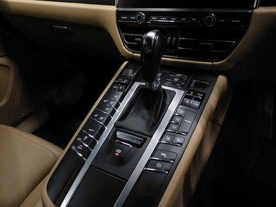 PORSCHE MACAN - 4