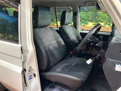 TOYOTA LAND CRUISER 70 - 8