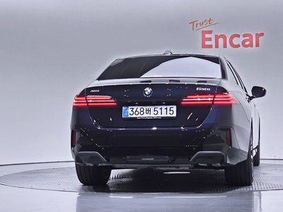 2025 BMW 5 SERIES 照片 4