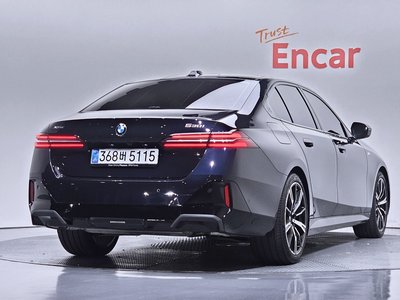 2025 BMW 5 SERIES 照片 2