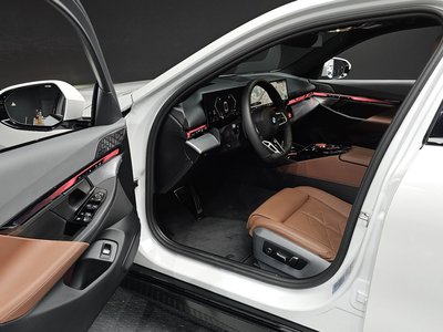 2025 BMW 5 SERIES 缩略图 13