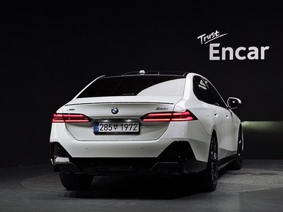 2025 BMW 5 SERIES 照片 4