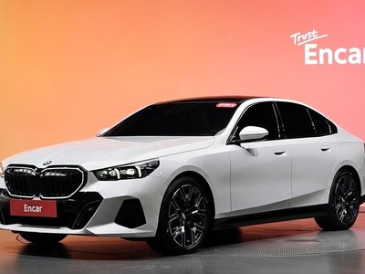 2025 BMW 5 SERIES 照片 1