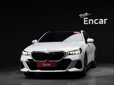 2025 BMW 5 SERIES 照片 2