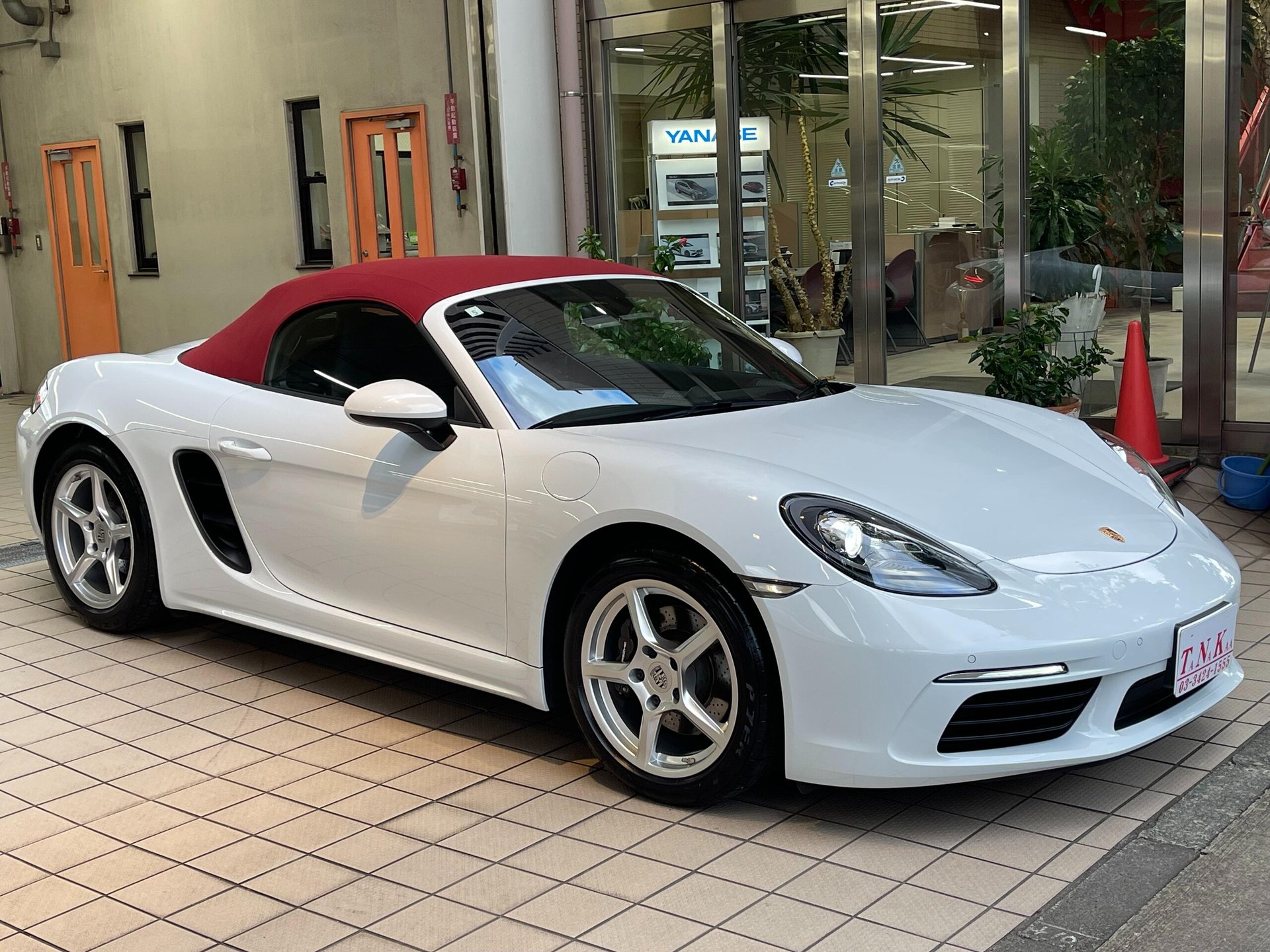 PORSCHE 718 BOXSTER - View 1