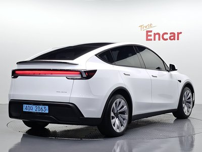TESLA MODEL Y - 4