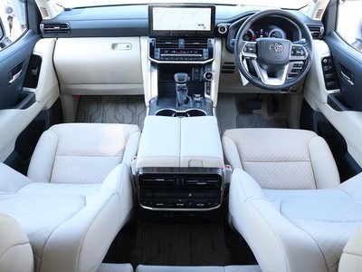 صورة 3 لـ 2025 Toyota LAND CRUISER 300