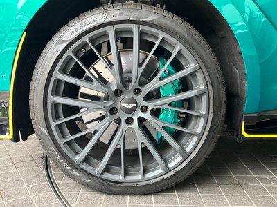 ASTON MARTIN DBX - 9