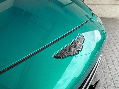 ASTON MARTIN DBX - 10