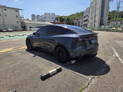 TESLA MODEL Y - 3
