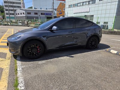 TESLA MODEL Y - 1