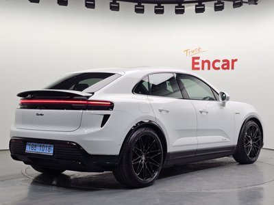 PORSCHE MACAN - 4