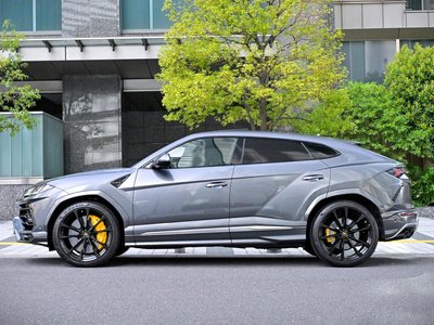 LAMBORGHINI URUS - 6