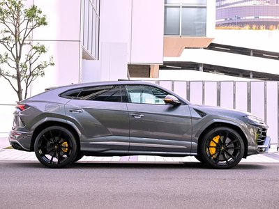 LAMBORGHINI URUS - 10