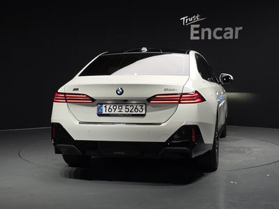 2025 BMW 5 SERIES photo 4