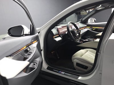2025 BMW 5 SERIES photo 10