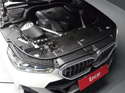 2025 BMW 5 SERIES photo 7