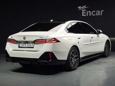 2025 BMW 5 SERIES photo 3