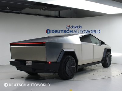 TESLA CYBERTRUCK - 5
