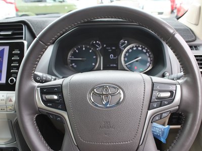 TOYOTA LAND CRUISER PRADO - 8