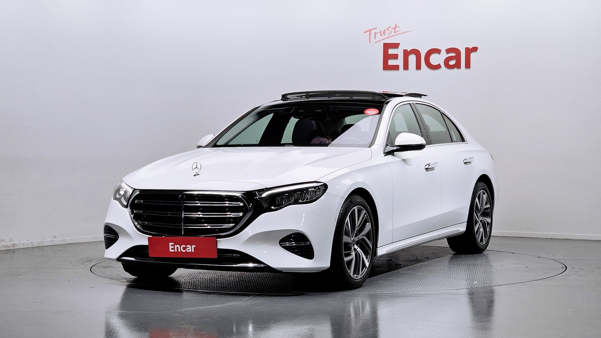 MERCEDES-BENZ E-CLASS - View 1