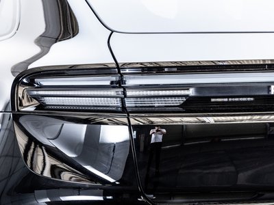 2025 Porsche MACAN thumbnail 36