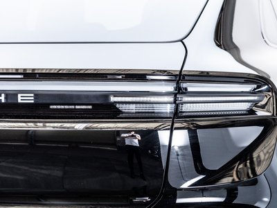 2025 Porsche MACAN thumbnail 35