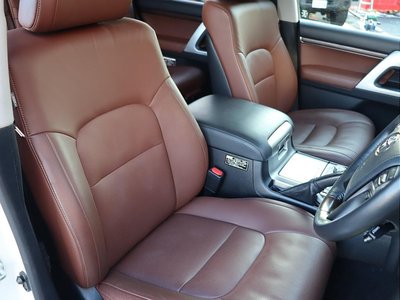 TOYOTA LAND CRUISER 200 - 3