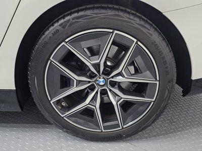 2025 BMW 5 SERIES — фото 8