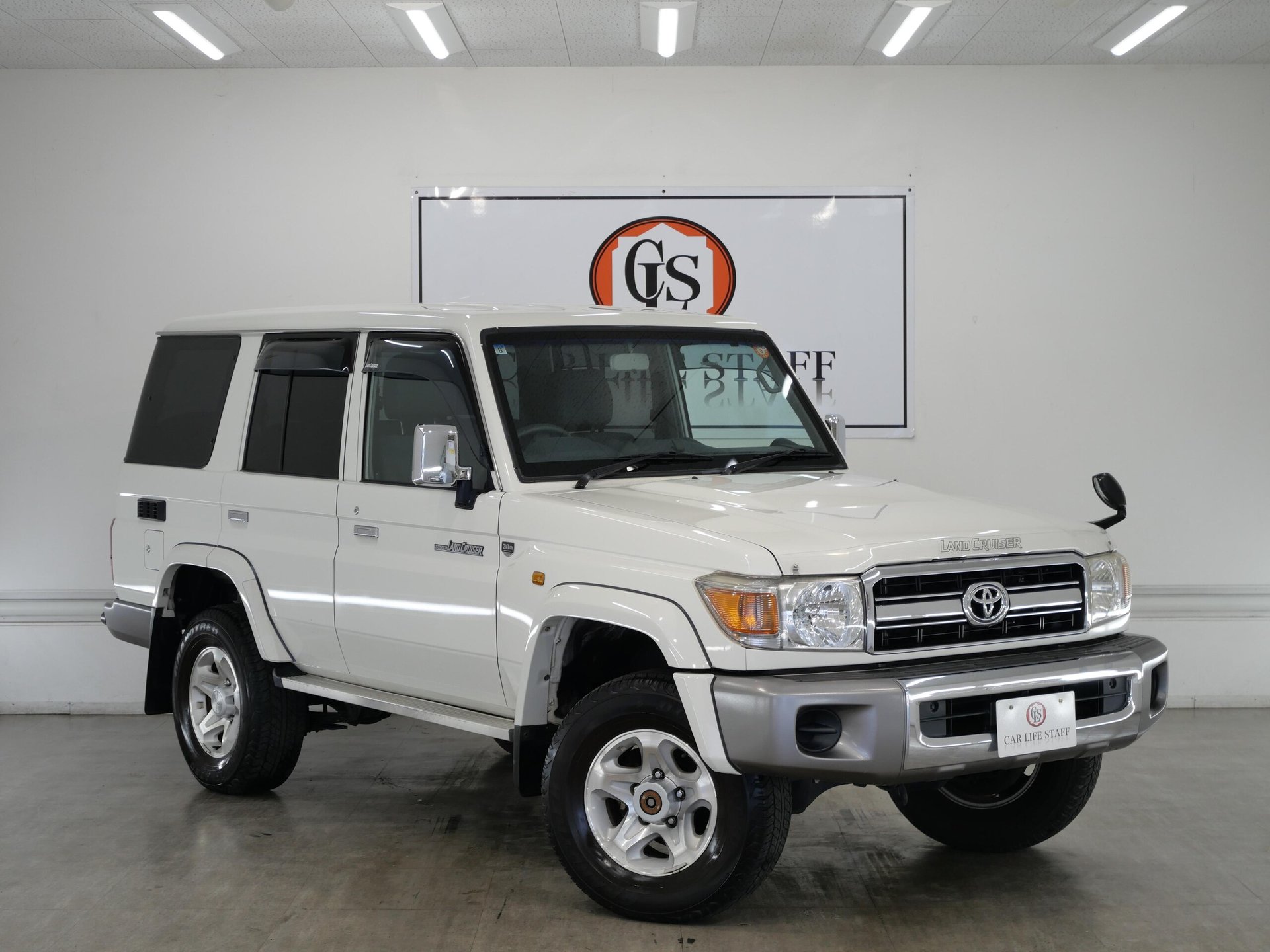 TOYOTA LAND CRUISER 70 - View 1