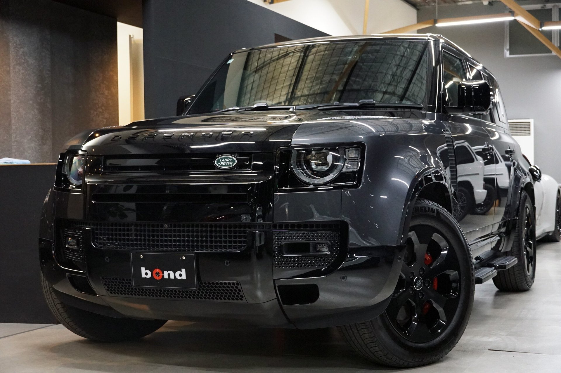 LAND ROVER DEFENDER - View 1