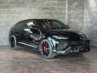 LAMBORGHINI URUS - 4