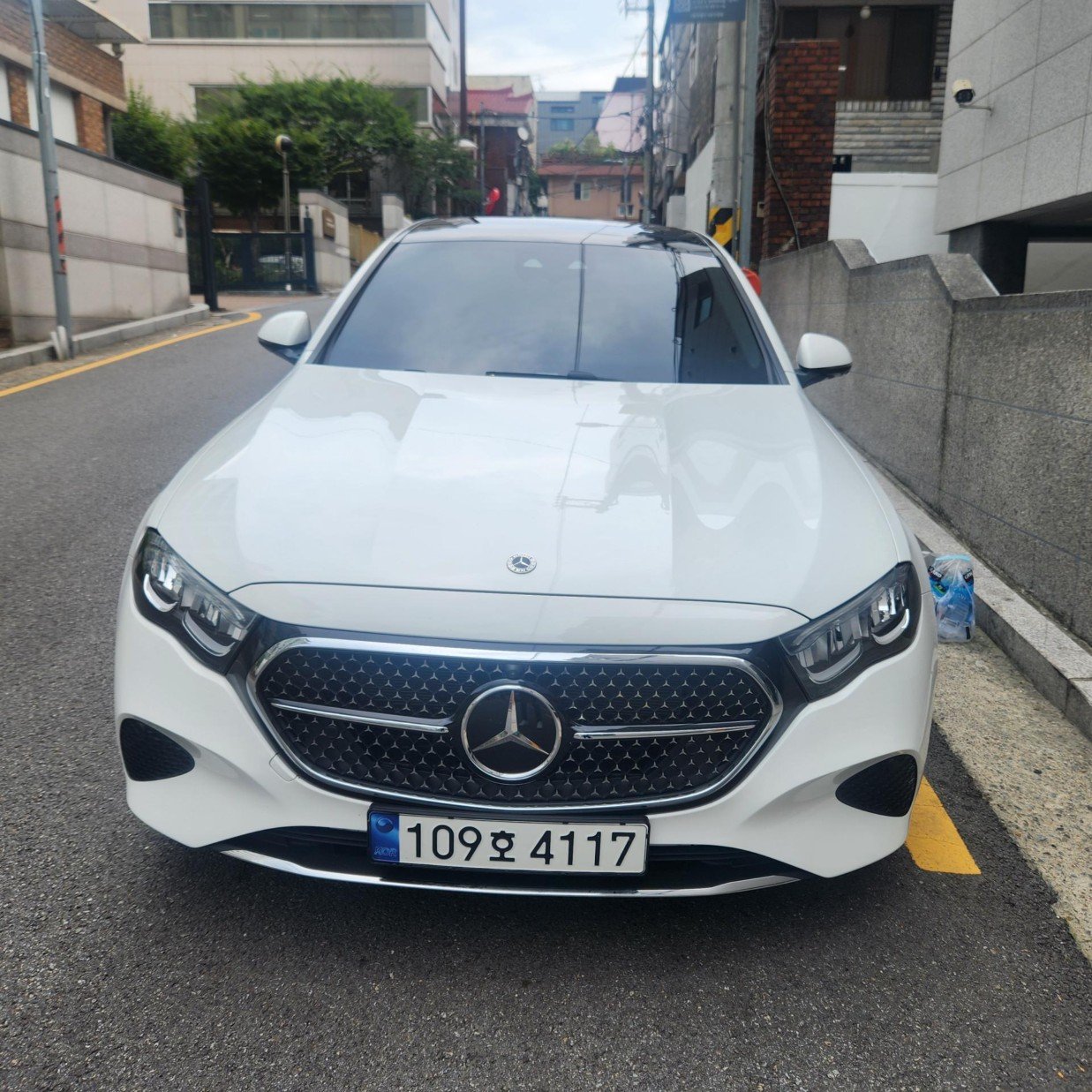 MERCEDES-BENZ E-CLASS - View 1