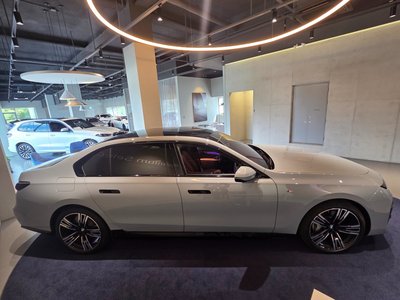 2025 BMW I7 — миниатюра 17