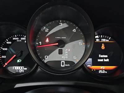 PORSCHE MACAN - 8