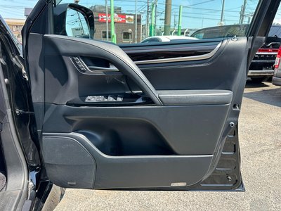 2015 Lexus LX photo 9