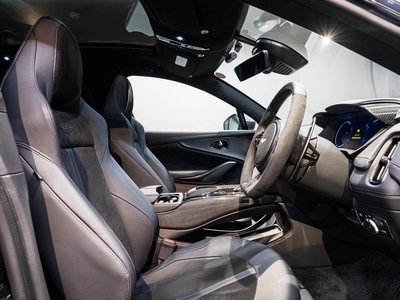 ASTON MARTIN DBX - 3