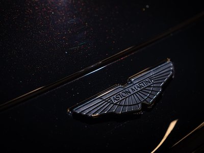 ASTON MARTIN DBX - 9