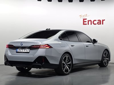 2025 BMW 5 SERIES photo 3