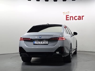 2025 BMW 5 SERIES photo 4