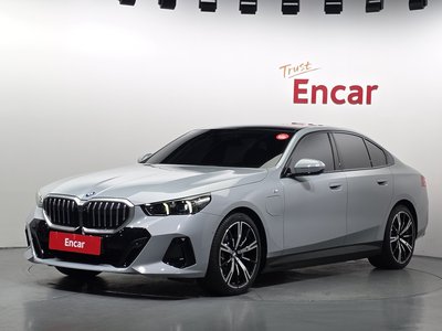 2025 BMW 5 SERIES photo 1