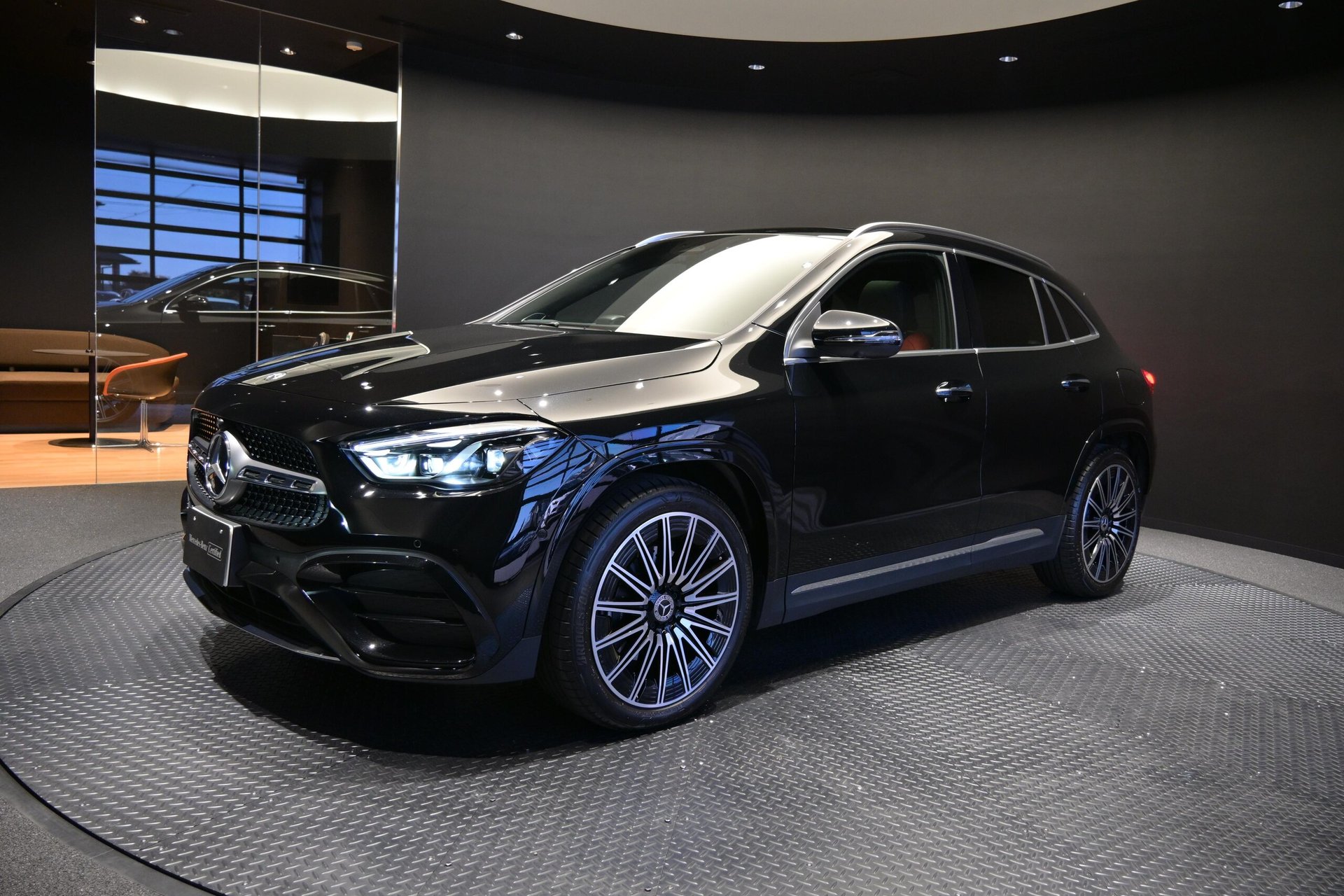 MERCEDES-BENZ GLB - View 1