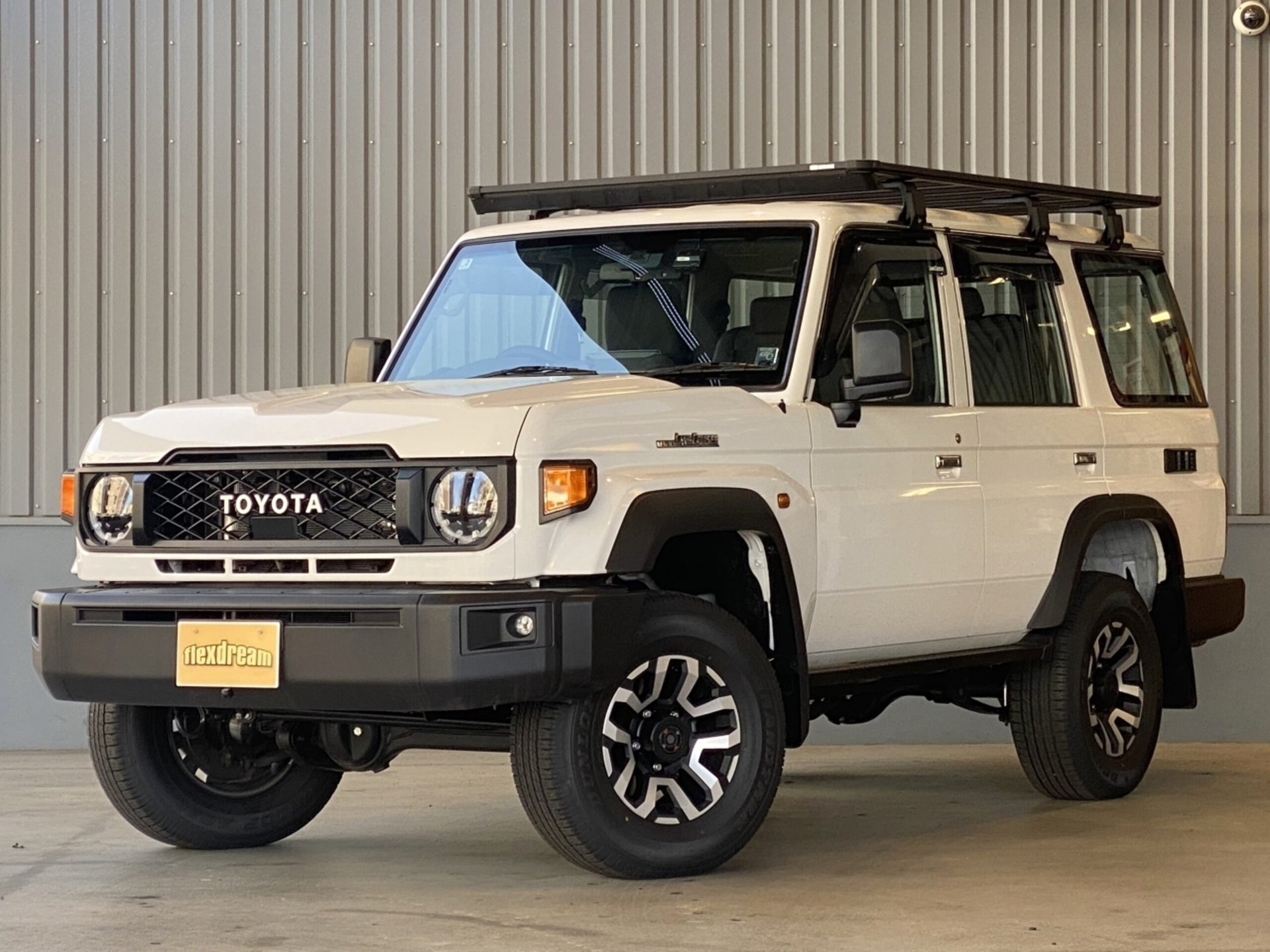 TOYOTA LAND CRUISER 70 - View 1