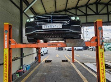 MERCEDES-BENZ E-CLASS - View 1