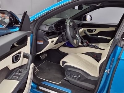 LAMBORGHINI URUS - 10