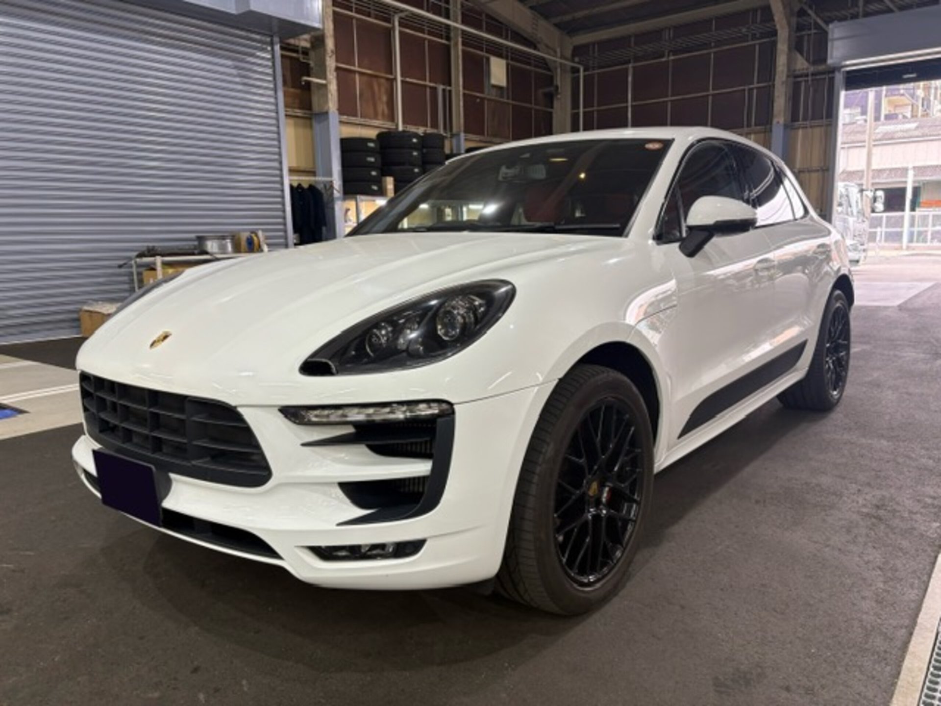 PORSCHE MACAN - View 1