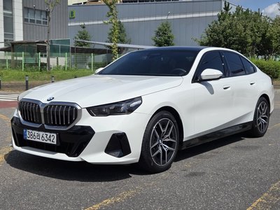 2026 BMW 5 SERIES 照片 1