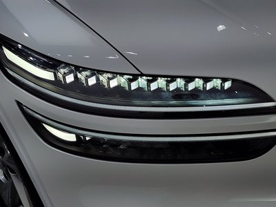 صورة 9 لـ 2025 Genesis GV70