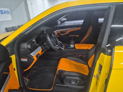 LAMBORGHINI URUS - 5