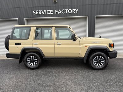 TOYOTA LAND CRUISER 70 - 7